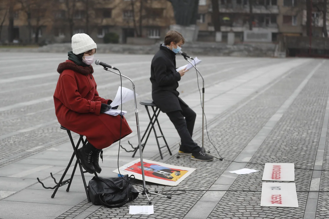 Fotografija: Ob robu današnjega glasovanja je Levica sklicala tudi novinarsko konferenco pod geslom "ne bodo nas utišali", na kateri so pred poslopjem DZ brali imena okoli 28.000 podpisnikov referendumske pobude. FOTO: Leon Vidic/Delo