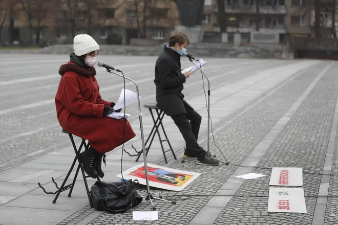 Ob robu današnjega glasovanja je Levica sklicala tudi novinarsko konferenco pod geslom &quot;ne bodo nas utišali&quot;, na kateri so pred poslopjem DZ brali imena okoli 28.000 podpisnikov referendumske pobude. FOTO: Leon Vidic/Delo