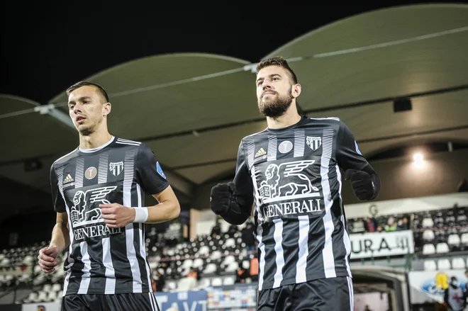 Soboška dolžnika v obdobju krize sta napadalca Andrija Filipović in Amadej Maroša 8desno), zato v taboru Mure upajo, da je bila zmaga v Novi Gorici spodbuda tudi za strelce. FOTO: Jure Banfi/Sobotainfo