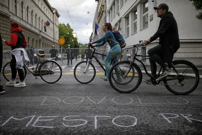 Protivladni kolesarski protesti v Ljubljani v mesecu juniju. FOTO: Blaž Samec/Delo