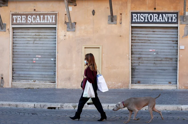 V Italiji so sicer v zadnjem dnevu potrdili 28.352 novih primerov okužbe z novim koronavirusom. Pozitivnih je bilo 12,7 odstotka testov. FOTO: Yara Nardi/Reuters
