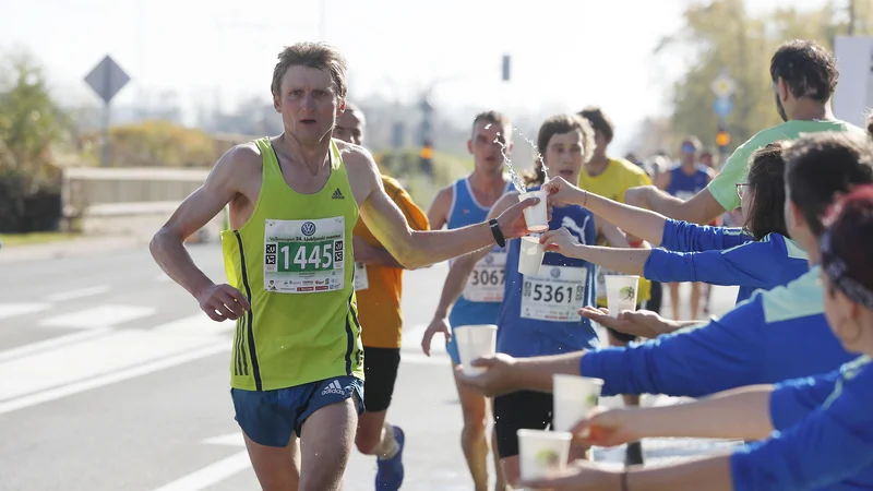 Fotografija: Če vadba traja več kot eno uro, naj športnik zaužije v uri pred treningom obrok, bogat z enostavnimi ogljikovimi hidrati. FOTO: Leon Vidic