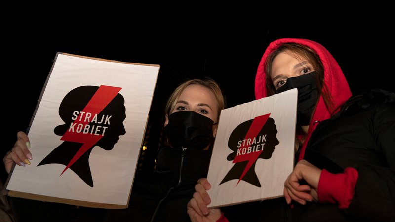 Fotografija: Protesti na Poljskem potekajo, odkar je ustavno sodišče konec oktobra razsodilo, da umetna prekinitev nosečnosti zaradi razvojnih nepravilnosti zarodka ni skladna z ustavo. FOTO: Jadwiga Figula/Reuters