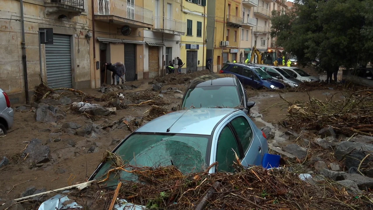 Fotografija: Civilna zaščita svari prebivalce, naj ne zapuščajo domov, saj da se lahko gladina vode hitro spremeni. FOTO: Reuters