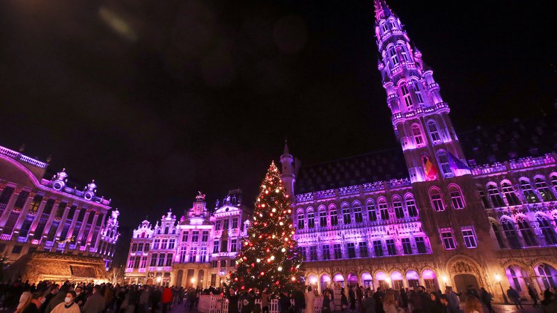 Fotografija: Praznično razsvetljeni bruseljski Grand Place. FOTO: Yves Herman/Reuters
