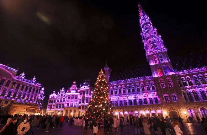Praznično razsvetljeni bruseljski Grand Place. FOTO: Yves Herman/Reuters