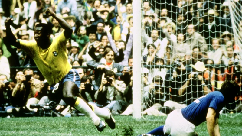 Fotografija: Takole se je Pele veselil vodilnega gola v finalu SP 1970 med Brazilijo in Italijo (4:1), ki ga je spremljalo v Mexico Cityju 107.412 gledalcev. FOTO: Reuters