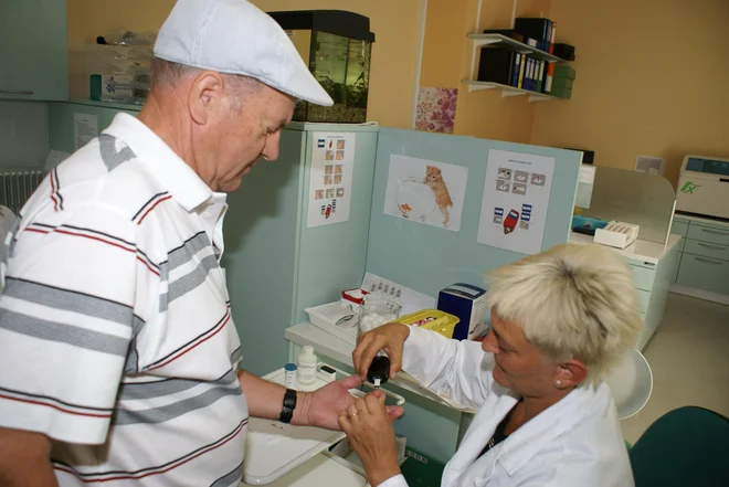 Starejši se težje odločajo za spremljanje na daljavo, ker se bojijo, da ne bodo kos tehnologiji. FOTO dokumentacija Dela