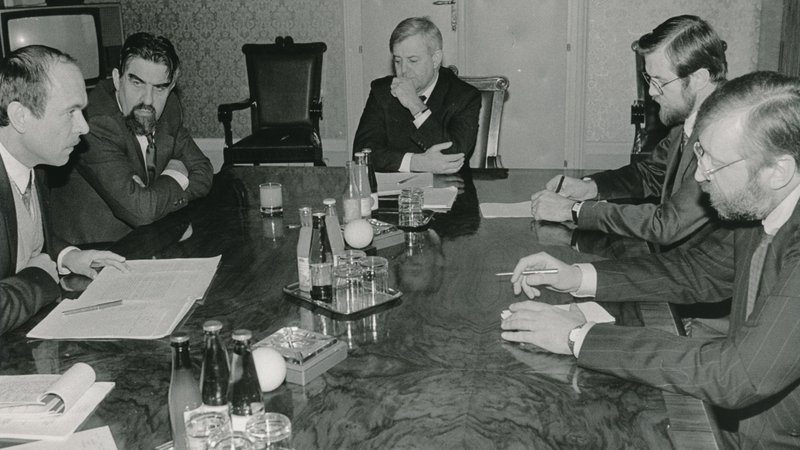 Fotografija: Janez Drnovšek, Ciril Zlobec, Milan Kučan, Lojze Peterle in Dimitrij Rupel so v dneh pred plebiscitom pogosto sestankovali. Foto Igor Modic