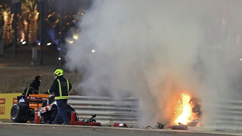 Fotografija: Gasilci so imeli precej dela, da so pogasili zublje z dirkalnika Romaina Grosjeana, ki ga je prelomilo na pol. FOTO: Tolga Bozoglu/AFP
