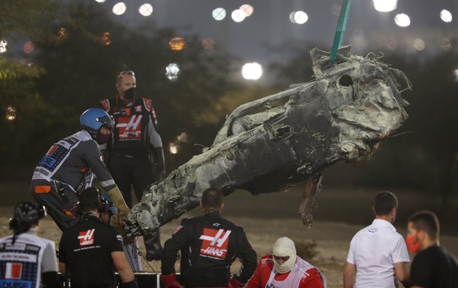 Dirkalnik Romaina Grosjeana je bil povsem uničen. FOTO: Tolga Bozoglu/Reuters