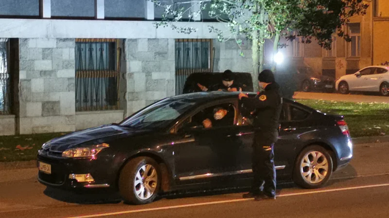 Fotografija: Protestniki so prepričani, da je policija dobila navodila, da je treba protestnike na vsak način kaznovati, ne glede na to, da s svojimi dejanji niso nikakor ogrožali zdravstvene situacije. FOTO: Jože Suhadolnik/Delo
