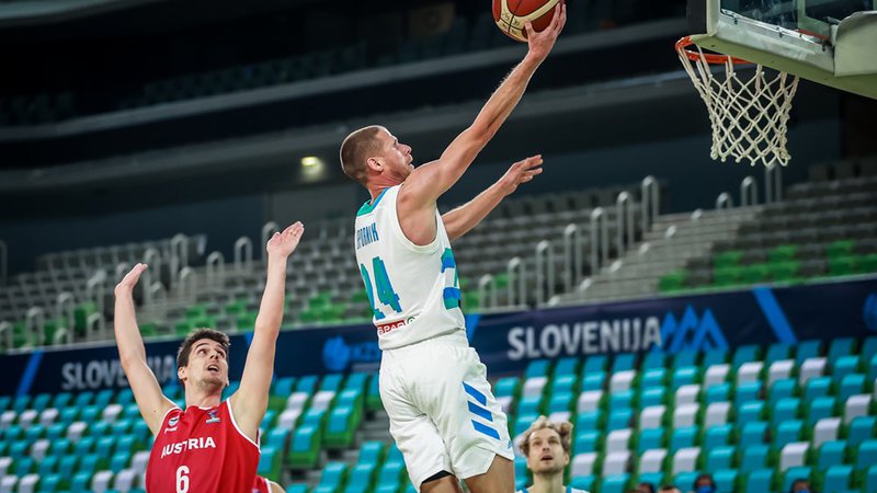 Fotografija: Slovenski košarkarji (na fotografiji Luka Lapornik) so bili za razred boljši od severnih sosedov. FOTO: FIBA
