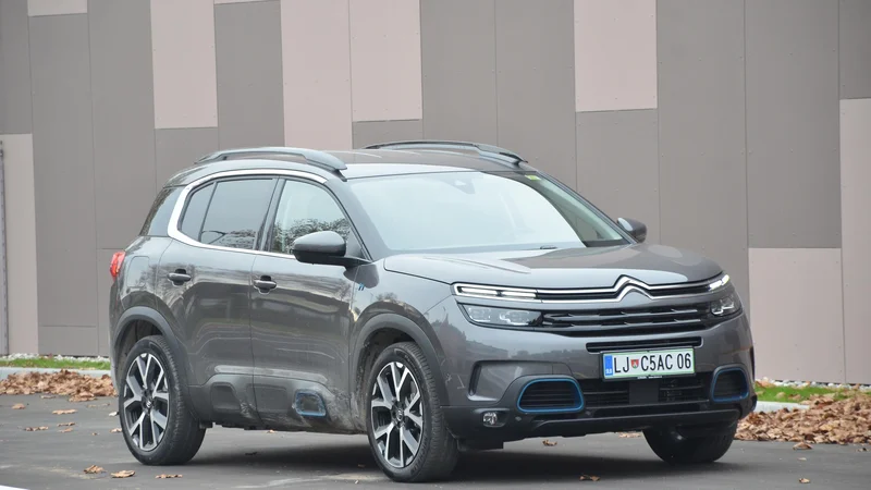 Fotografija: C5 aircross hybrid je precej dražji od klasično gnane izvedbe, sicer je bogato opremljen, toda 43 tisoč evrov ni malo denarja. Fotografije Gašper Boncelj