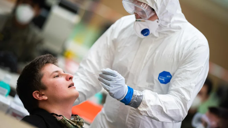 Fotografija: Letališča bodo morala s hitrimi testi testirati odhajajoče potnike. Foto Georg Hochmuth/AFP