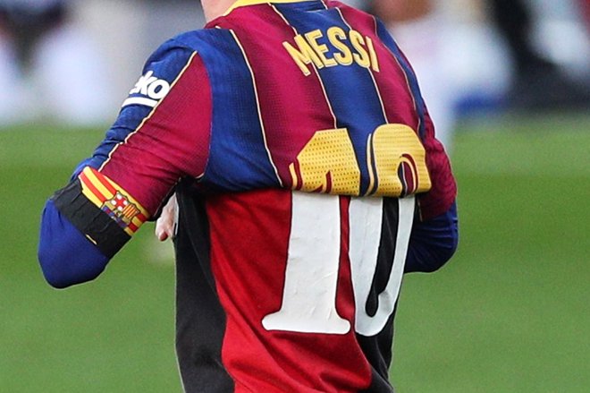 Messi je nosil pod majico dres Maradone z argentinskega prvenstva. FOTO: Albert Gea/Reuters