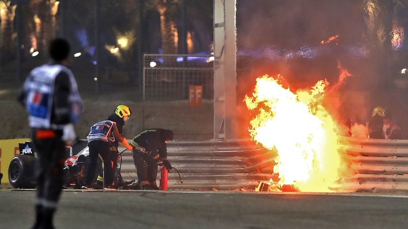 Fotografija: Takole se je takoj po nesreči vnel bolid Romaina Grosjeana. FOTO: Tolga Bozoglu/AFP