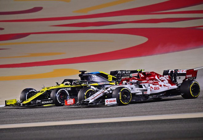 Daniel Ricciardo (levo) med bahrajnsko dirko F1. FOTO: Giuseppe Cacace/AFP
