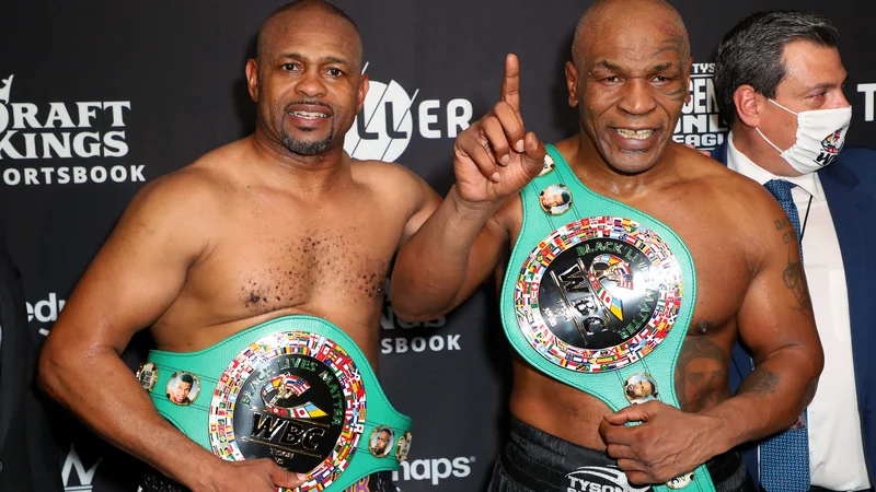 Fotografija: Roy Jones ml. (levo) in Mike Tyson sta si prislužila častna šamponska pasova združenja WBC. FOTO: Joe Scarnici/Usa Today Sports