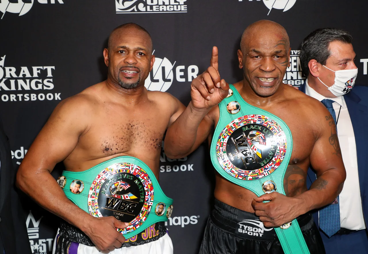 Fotografija: Roy Jones ml. (levo) in Mike Tyson sta si prislužila častna šamponska pasova združenja WBC. FOTO: Joe Scarnici/Usa Today Sports