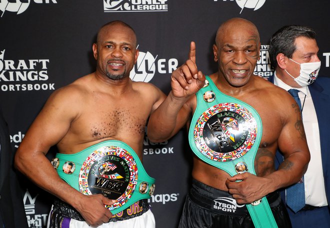 Roy Jones ml. (levo) in Mike Tyson sta si prislužila častna šamponska pasova združenja WBC. FOTO: Joe Scarnici/Usa Today Sports