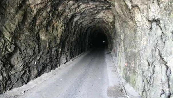 Fotografija: Danes kolesarim proti koncu tunela, spet uživam na kolesu, upam, da utrdim hrbtenico do te mere, da bom lahko smučal, hodil v hribe, pa še vsaj en Camino v Španiji je v načrtu … FOTO: Osebni arhiv