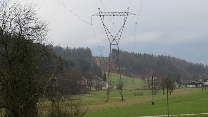 Fotografija: V naselju Sela v škofljiški občini že obstoječi 400-kilovoltni daljnovod poteka zraven hiš. FOTO: Bojan Rajšek/Delo