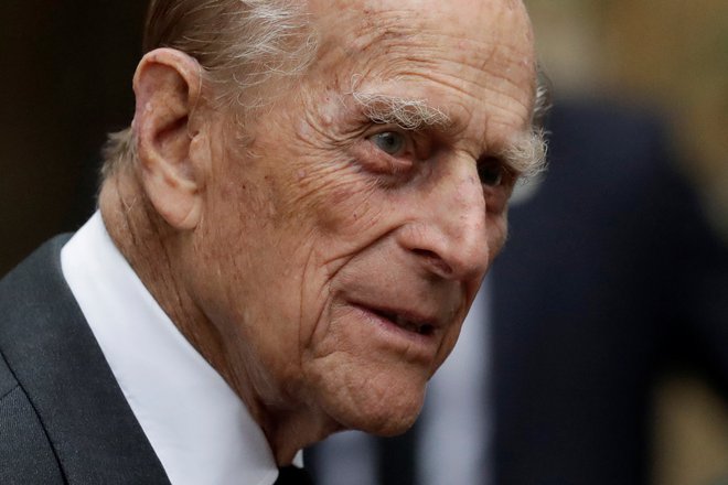 Kraljico najbolj skrbi za moža, 99-letnega princa Philipa, ki je šibkega zdravja. FOTO: Pool New Reuters