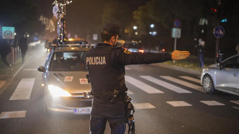 Fotografija: Iz posnetka s petkovega protesta v avtomobilih je po mnenju Jaše Junulla razvidno, da so policisti dobili navodilo, naj ustavijo prav njega. Kazensko ovadbo je vložil na oddelek za preiskovanje in pregon uradnih oseb s posebnimi pooblastili. FOTO: Jože Suhadolnik/Delo