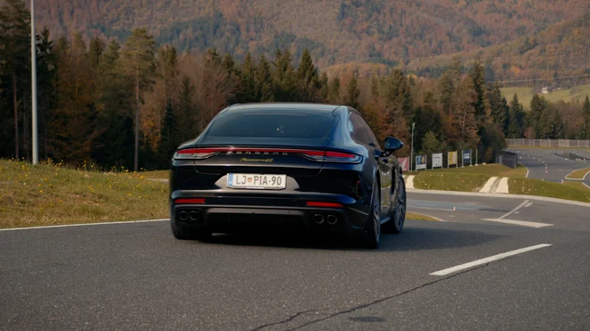 Ne glede na obliko karoserije, število sedežev in moč motorja ter zasnovo pogona je vsak Porsche še vedno najprej pravi športni avto. FOTO: Porsche Center Ljubljana