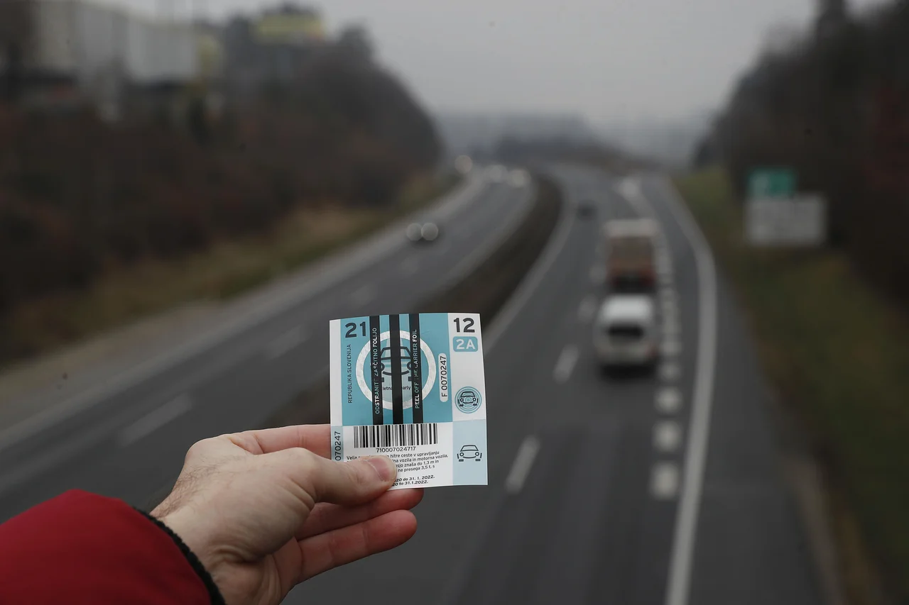 Fotografija: Danes se začne prodaja nove letne vinjete. Nalepka za leto 2021 je modre barve in velja do konca januarja 2022. FOTO: Leon Vidic/Delo