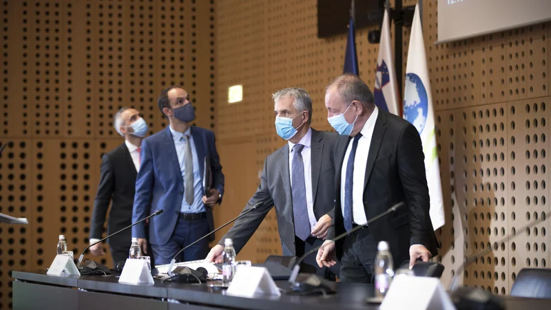 Fotografija: Ministrstvu za finance, ki ga vodi Andrej Šircelj (skrajno desno), je oktobra vsaj začasno uspelo zajeziti rast nekaterih stroškov, hkrati pa so bili visoki davčni prilivi. FOTO: Jure Eržen/Delo