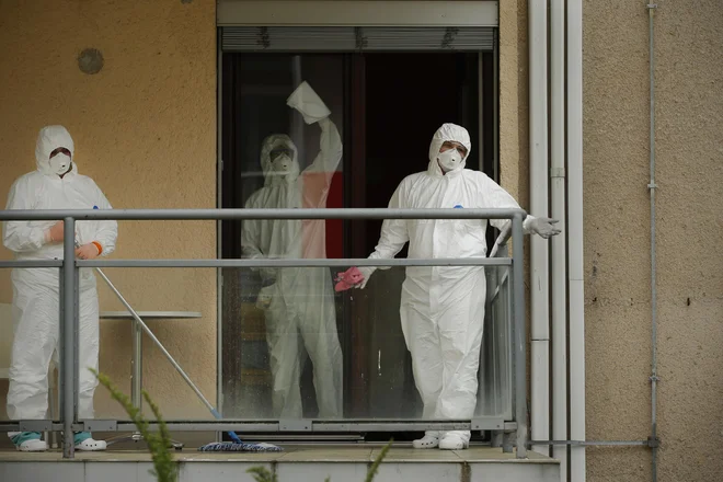 Dezinfekcija in čiščenje prostora za morebitne okužene s covidom-19. FOTO: Jure Eržen/Delo