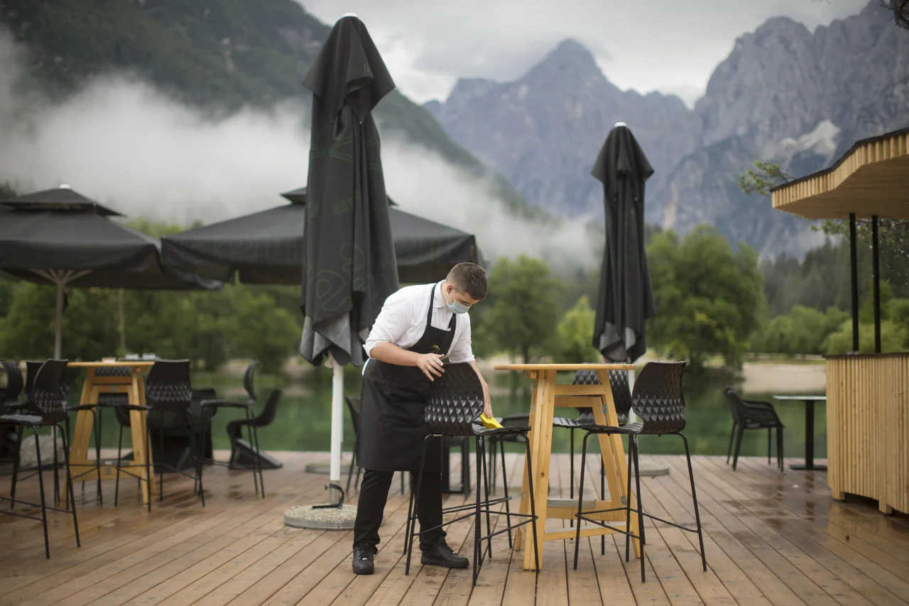 Fotografija: V turizmu, gostinstvu in drugih storitvah so se poleti še znašli, ob drugem valu epidemije pa težko čakajo na boljše čase. FOTO: Jure Eržen/Delo