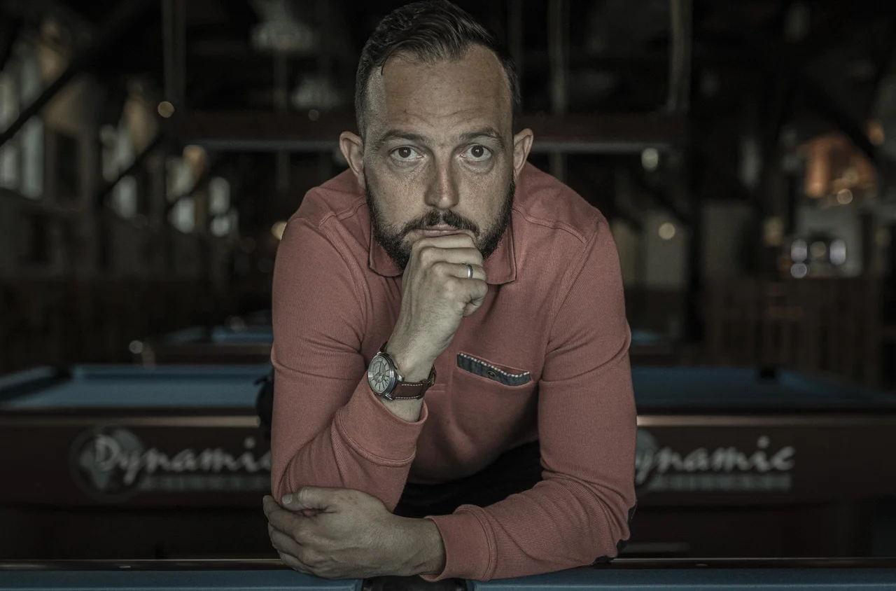 Fotografija: Zlatan Čordić - Zlatko je ostal brez statusa samozaposlenega v kulturi zaradi svojega javnega delovanja. FOTO: Voranc Vogel