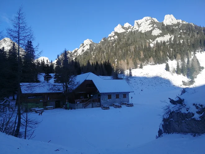 Pri domu na Zelenici so lahko razmere že sredi novembra povsem zimske. Foto Maja Grgič/Delo