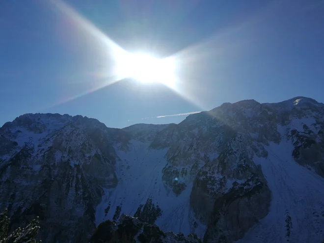 Pobočja pod severnim ostenjem Begunjščice so lahko pozimi nevarna zaradi snežnih plazov. Foto Maja Grgič/Delo