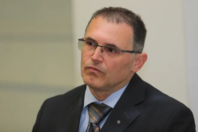 Janez Lavre naj bi tokrat imel zadostno število glasov članov sveta zavoda za ponovni prevzem slovenjgraške bolnišnice. FOTO: Tadej Regent/Delo