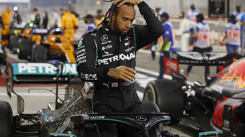 Fotografija: Ker je bil Lewis Hamilton pozitiven na novi koronavirus, bo izpustil drugo dirko v Bahrajnu. FOTO: Hamad I Mohammed/Reuters