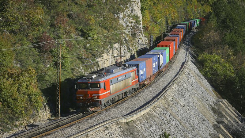 Fotografija: Tovorni promet SŽ bo dobil strateškega partnerja. FOTO: Jože Suhadolnik/Delo