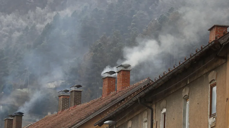 V energetiki pridno znižujejo emisije, počasneje gre pri stavbah in predvsem v prometu. FOTO: Leon Vidic/Delo