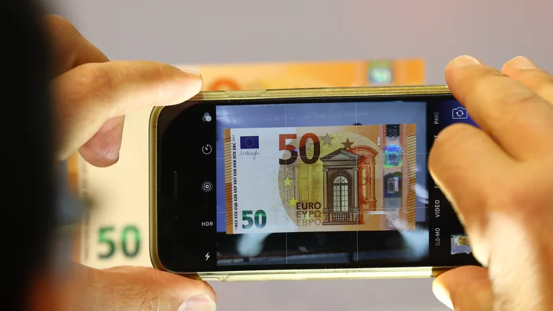 Fotografija: Digitalni denar gre z roko v roki z digitalizacijo gospodarstva. FOTO: Kai Pfaffenbach/Reuters