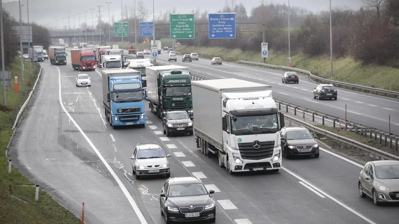 Fotografija: Za vzpostavitev sistema e-vinjete se bodo udarili isti ponudniki kot za elektronsko cestninjenje tovornih vozil. FOTO: Uroš Hočevar/Delo