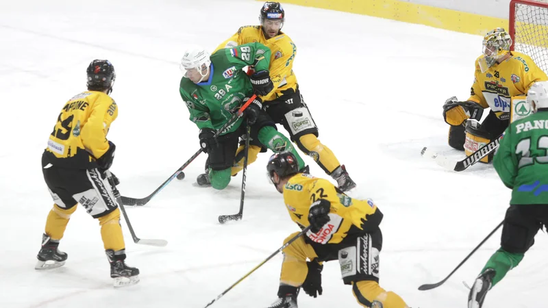 Fotografija: Olimpijini hokejisti so ves čas oblegali vrata Brunica, a čvrsta obramba gostov se ni dala. FOTO: Voranc Vogel/Delo