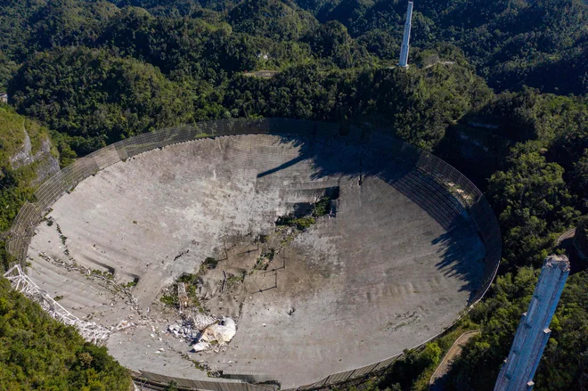 Uničenje, potem ko so popustili nosilni kabli in je 900-tonska platforma zgrmela na radijski krožnik. FOTO: Ricardo Arduengo/AFP
