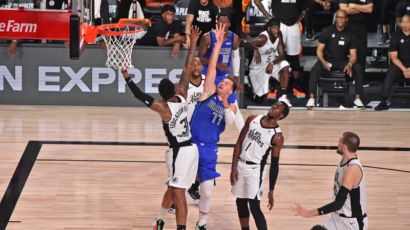 Fotografija: Luko Dončića in soigralce so v pretekli sezoni v prvem krogu končnice ustavili Los Angeles Clippers. FOTO: David Dow/AFP