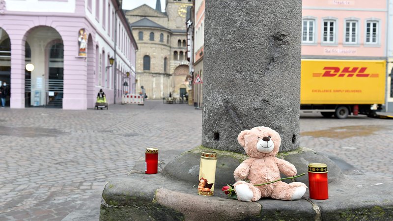 Fotografija: Tudi dan po norem avtomobilskem napadu so vsi v Trierju in v vsej Nemčiji pretreseni. Med žrtvami je bil tudi dvetmesečni dojenček. FOTO: Jean-Christophe Verhaegen/AFP
