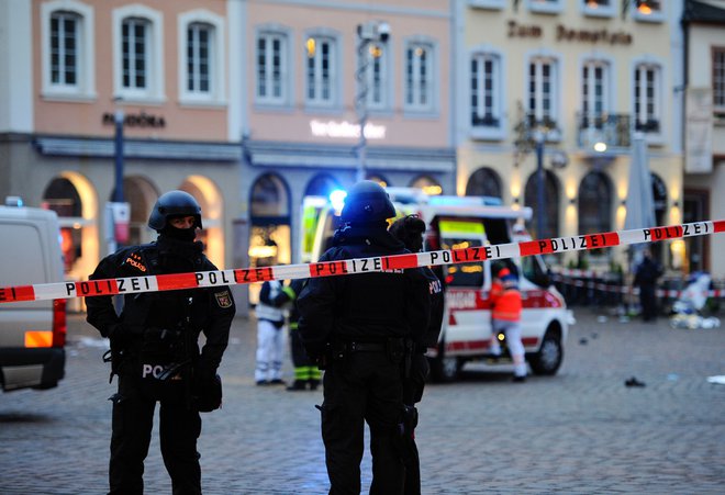 Sedemsto petdeset policistov in reševalcev je po grozljivem dogosku posredovalo v središču Trierja. FOTO: Jean-Christophe Verhaegen/AFP