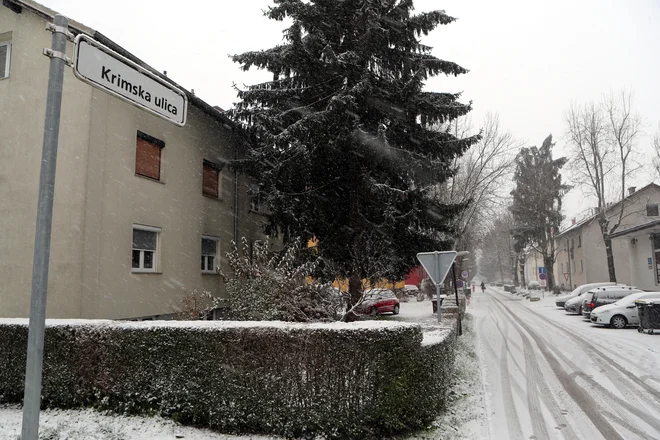 Prebivalce bloka še vedno skrbi. FOTO: Marko Feist/Delo
