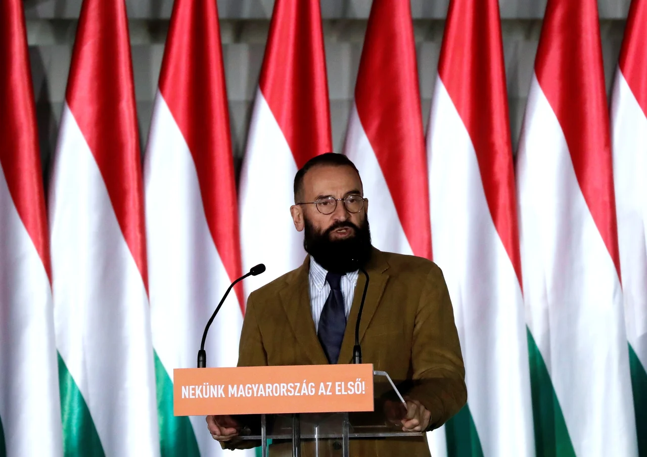 Fotografija: Vplivni dolgoletni evropski poslanec Fidesza József Szájer, ki je bil med udeleženci razvpite ilegalne zabave v petek zvečer v Bruslju, je v nedeljo odstopil. FOTO: Bernadett Szabo/Reuters